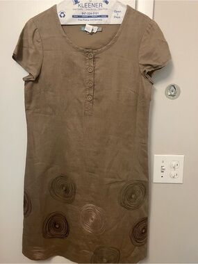 Boden Earthy Taupe Button-Front Linen Shift Dress with Spiral Appliqué
